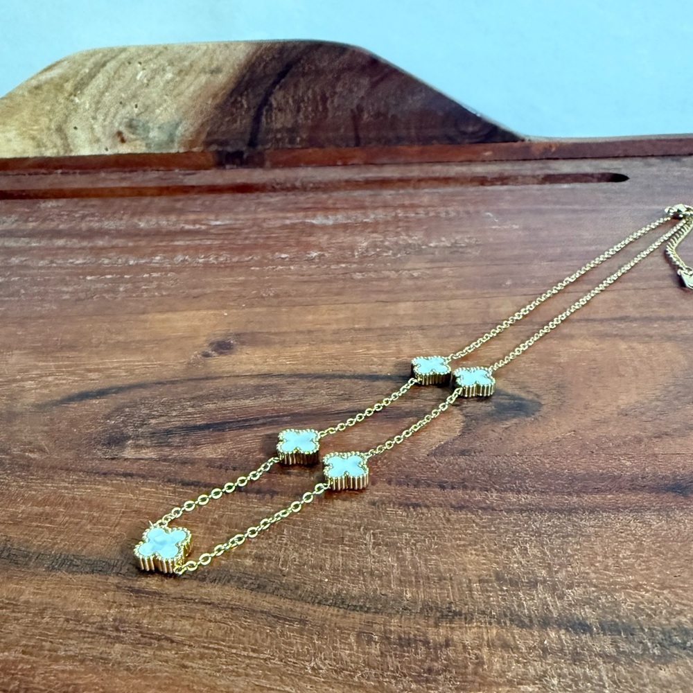NWT Women’s Gold Stainless Steel 5 White Motif Necklace Minimalist Clover Gift - Picture 10 of 10